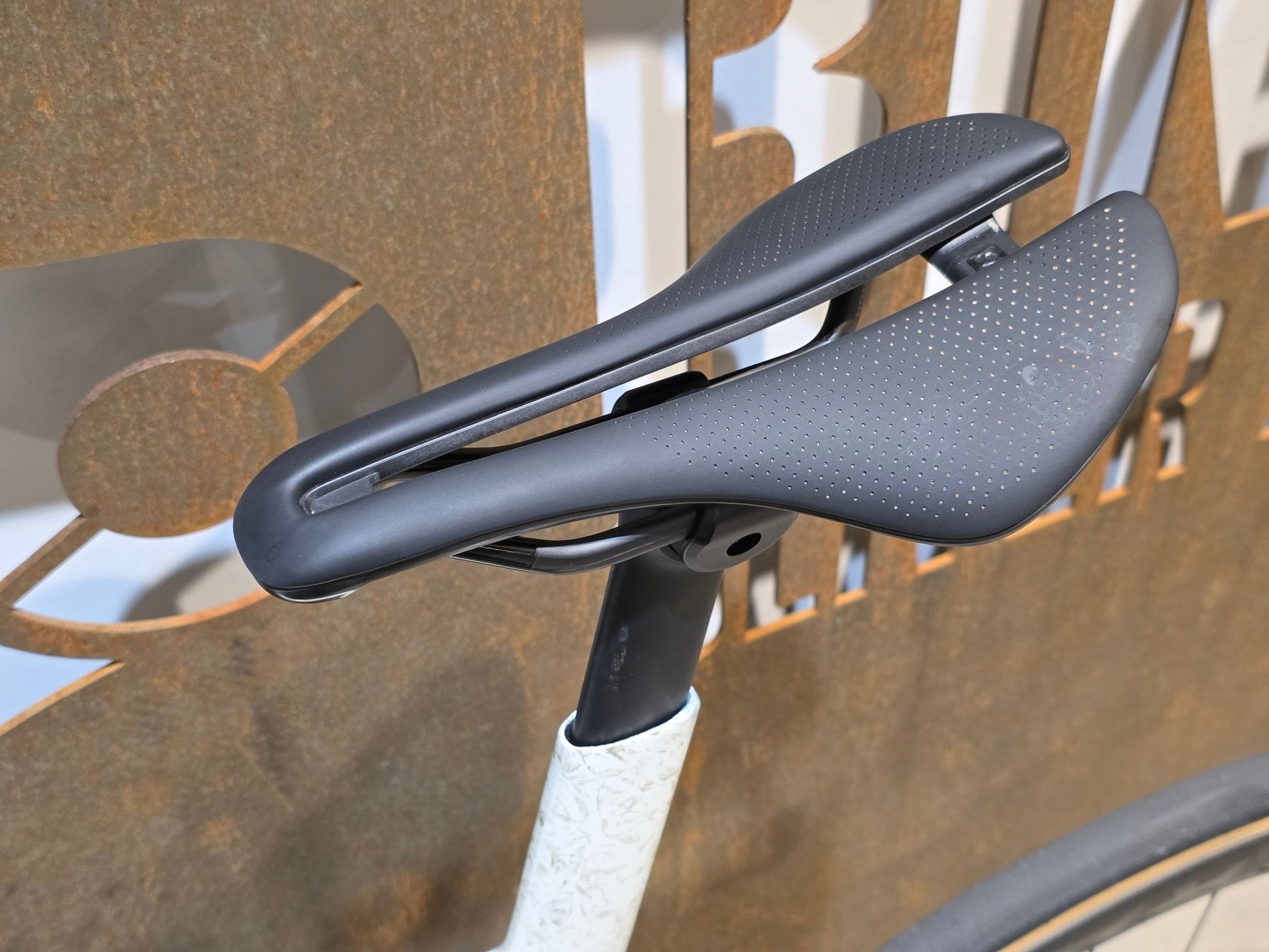 Rennrad von Trek, TREK MADONE SLR 7 AXS MY 2026 / ERA WHITE / SUPERNOVA MARBLE / M/L vor USEDBIKES - OB.DE Hintergrund