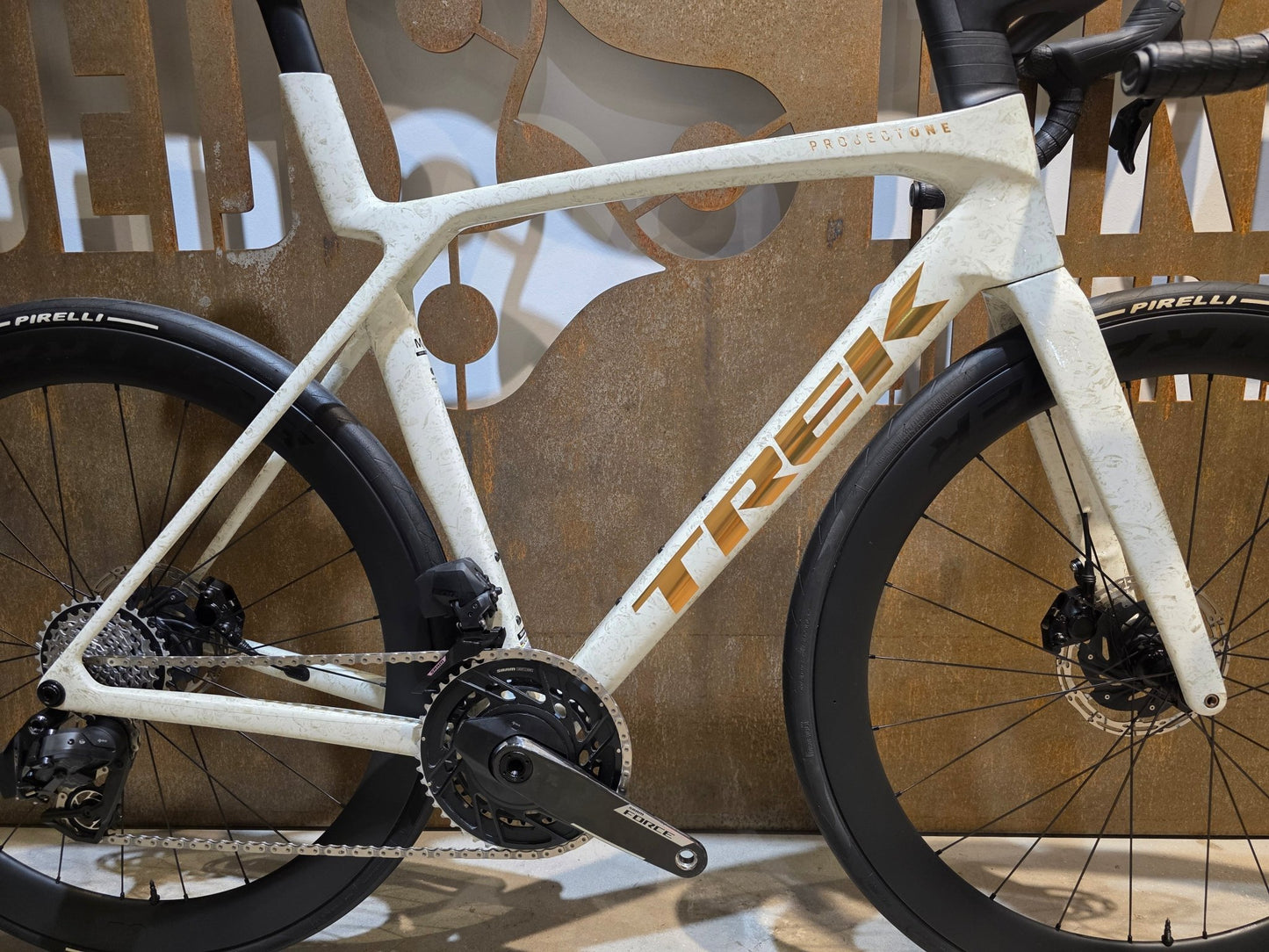 Rennrad von Trek, TREK MADONE SLR 7 AXS MY 2026 / ERA WHITE / SUPERNOVA MARBLE / M/L vor USEDBIKES - OB.DE Hintergrund