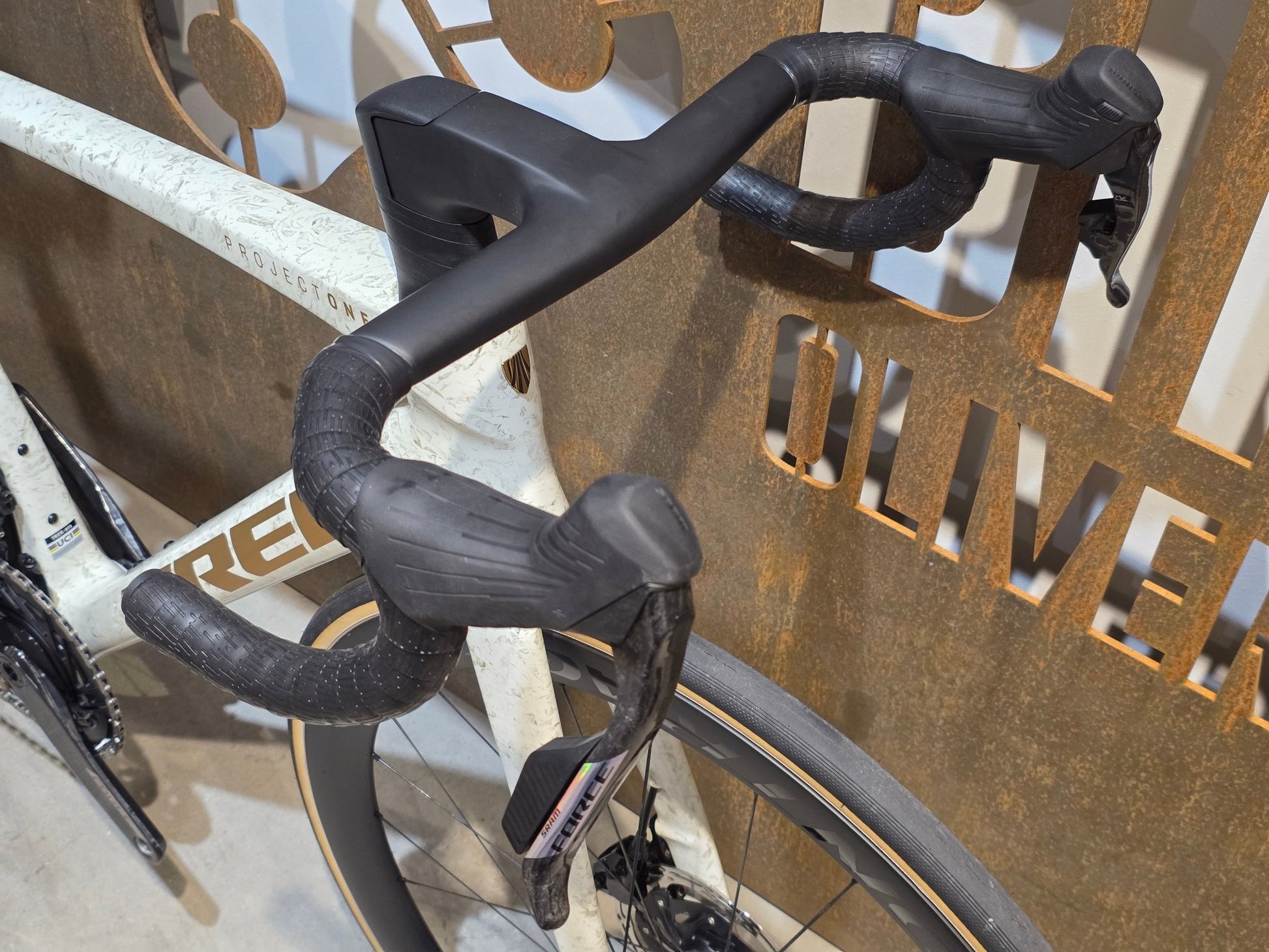 Rennrad von Trek, TREK MADONE SLR 7 AXS MY 2026 / ERA WHITE / SUPERNOVA MARBLE / M/L vor USEDBIKES - OB.DE Hintergrund