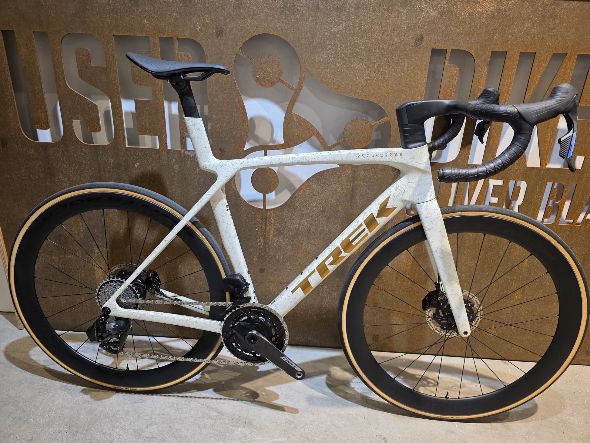 Rennrad von Trek, TREK MADONE SLR 7 AXS MY 2026 / ERA WHITE / SUPERNOVA MARBLE / M/L vor USEDBIKES - OB.DE Hintergrund