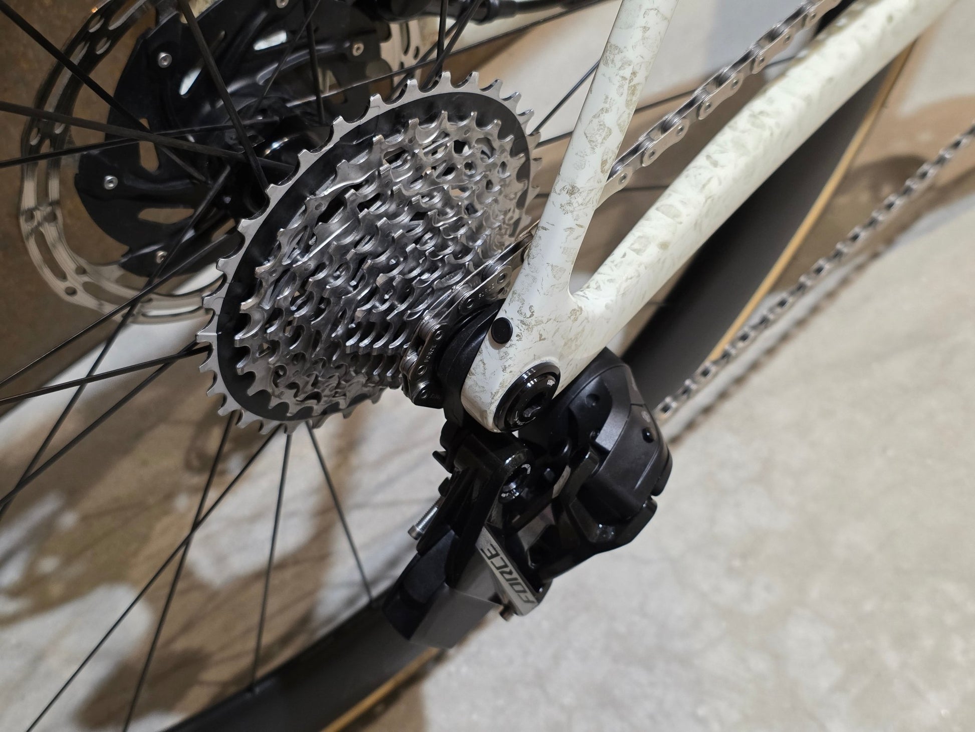 Rennrad von Trek, TREK MADONE SLR 7 AXS MY 2026 / ERA WHITE / SUPERNOVA MARBLE / M/L vor USEDBIKES - OB.DE Hintergrund