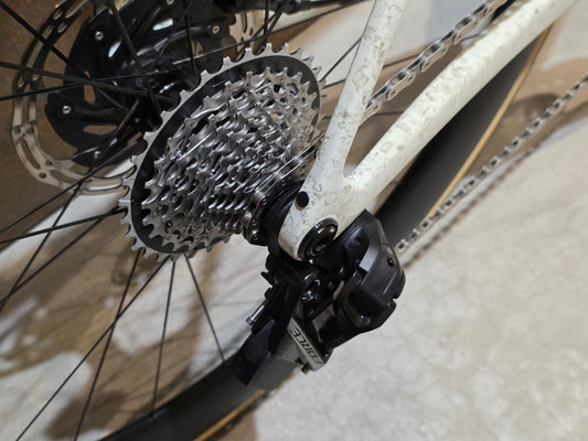 Rennrad von Trek, TREK MADONE SLR 7 AXS MY 2026 / ERA WHITE / SUPERNOVA MARBLE / M/L vor USEDBIKES - OB.DE Hintergrund