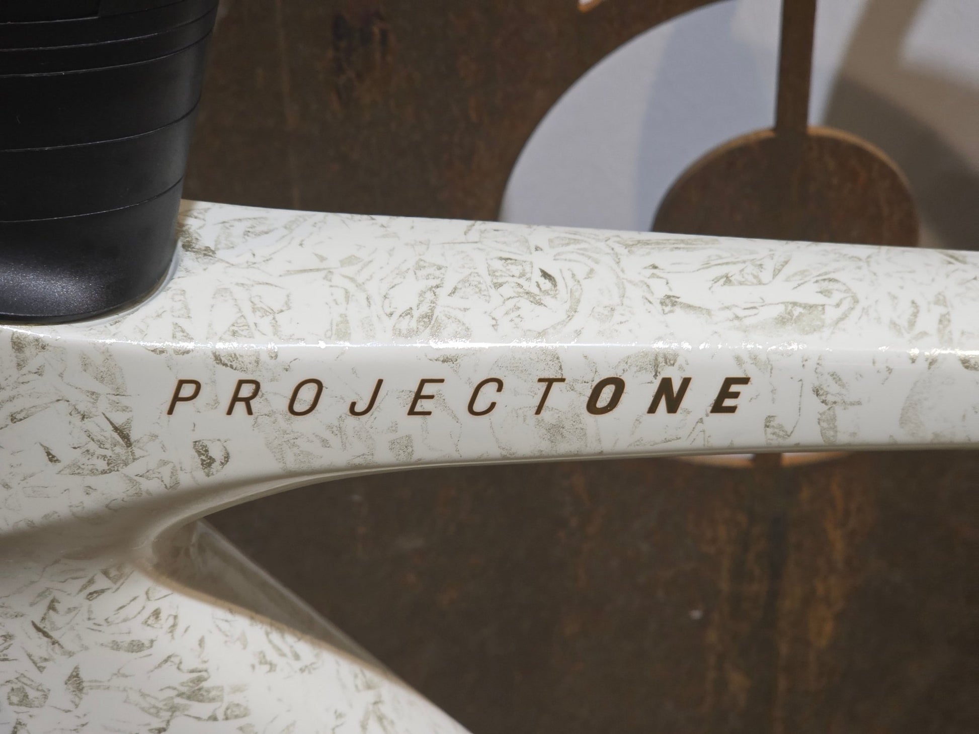 Rennrad von Trek, TREK MADONE SLR 7 AXS MY 2026 / ERA WHITE / SUPERNOVA MARBLE / M/L vor USEDBIKES - OB.DE Hintergrund