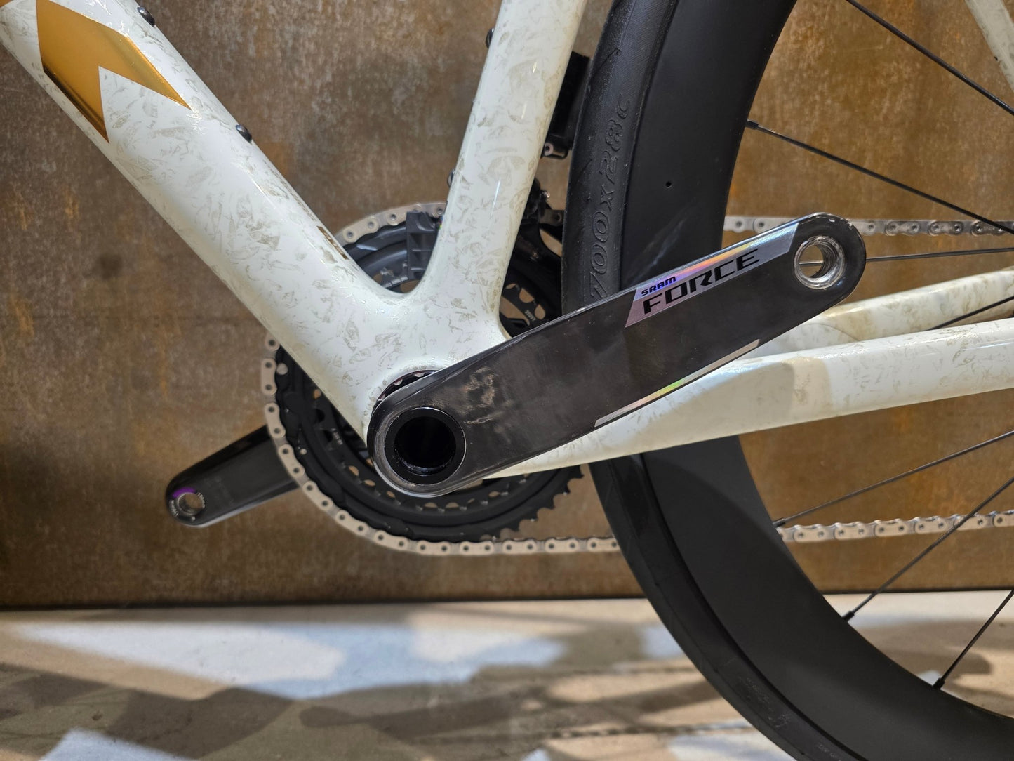 Rennrad von Trek, TREK MADONE SLR 7 AXS MY 2026 / ERA WHITE / SUPERNOVA MARBLE / M/L vor USEDBIKES - OB.DE Hintergrund