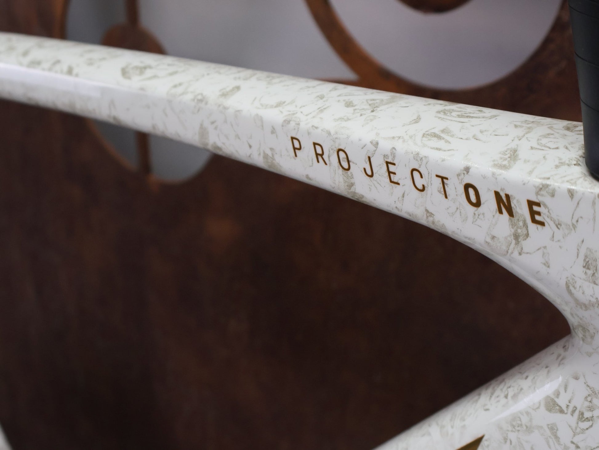 Rennrad von Trek, TREK MADONE SLR 7 AXS MY 2026 / ERA WHITE / SUPERNOVA MARBLE / M/L vor USEDBIKES - OB.DE Hintergrund