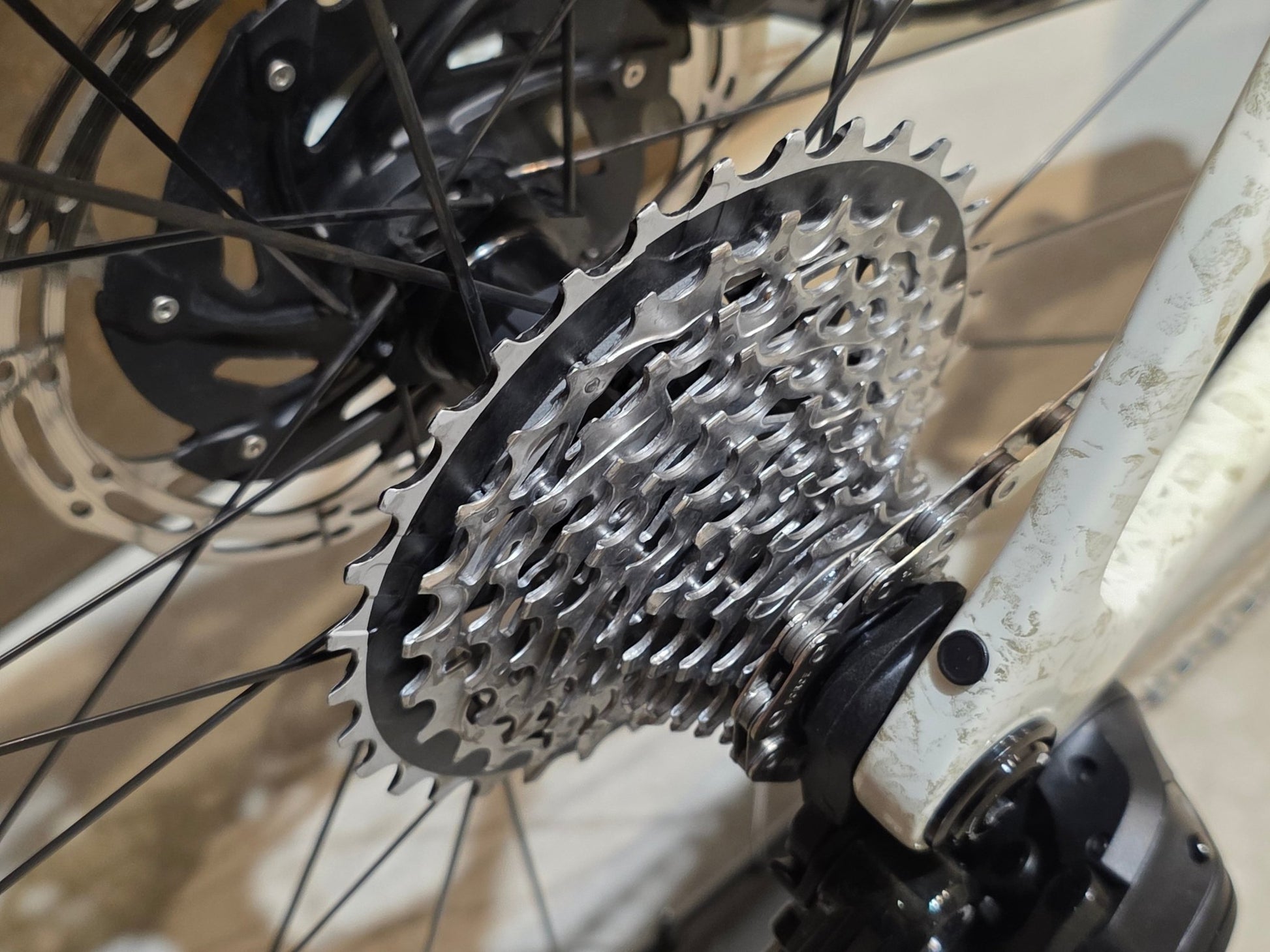 Rennrad von Trek, TREK MADONE SLR 7 AXS MY 2026 / ERA WHITE / SUPERNOVA MARBLE / M/L vor USEDBIKES - OB.DE Hintergrund