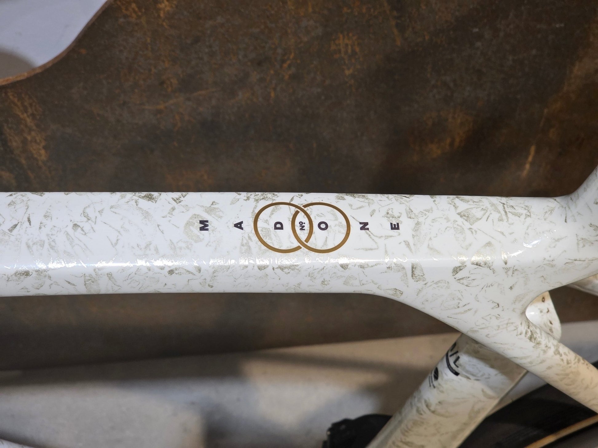 Rennrad von Trek, TREK MADONE SLR 7 AXS MY 2026 / ERA WHITE / SUPERNOVA MARBLE / M/L vor USEDBIKES - OB.DE Hintergrund