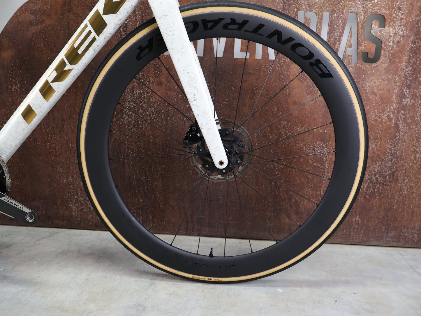 Rennrad von Trek, TREK MADONE SLR 7 AXS MY 2026 / ERA WHITE / SUPERNOVA MARBLE / M/L vor USEDBIKES - OB.DE Hintergrund