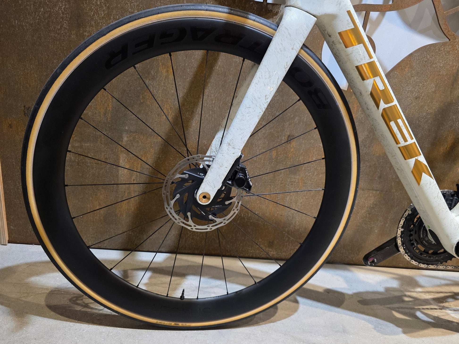 Rennrad von Trek, TREK MADONE SLR 7 AXS MY 2026 / ERA WHITE / SUPERNOVA MARBLE / M/L vor USEDBIKES - OB.DE Hintergrund