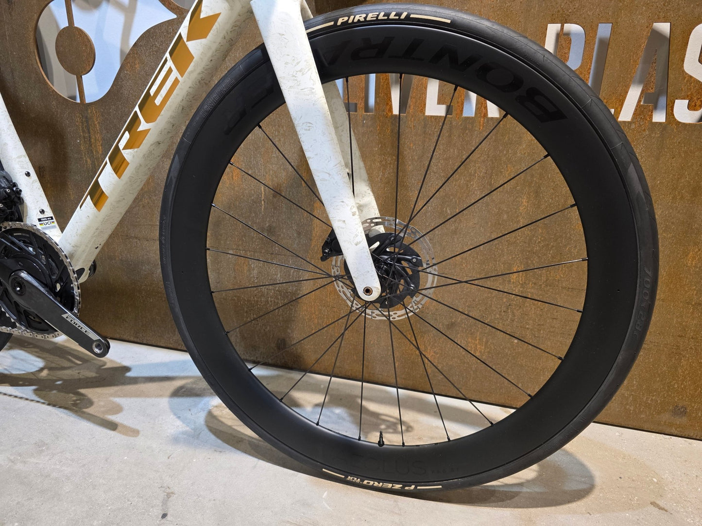 Rennrad von Trek, TREK MADONE SLR 7 AXS MY 2026 / ERA WHITE / SUPERNOVA MARBLE / M/L vor USEDBIKES - OB.DE Hintergrund