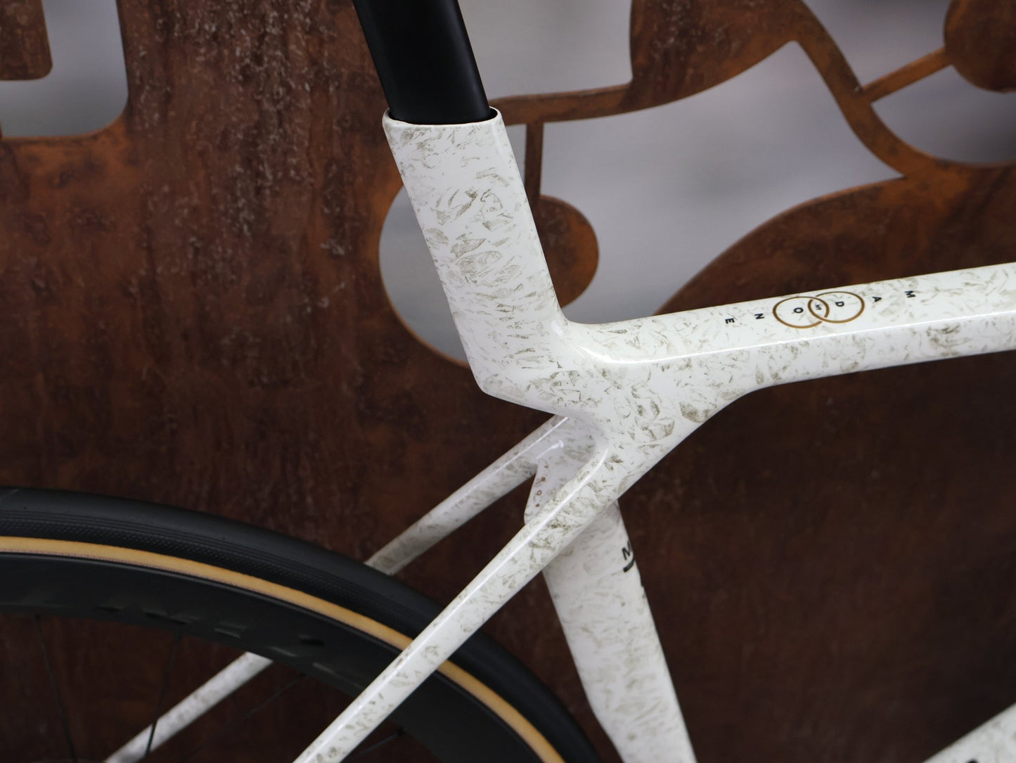 Rennrad von Trek, TREK MADONE SLR 7 AXS MY 2026 / ERA WHITE / SUPERNOVA MARBLE / M/L vor USEDBIKES - OB.DE Hintergrund