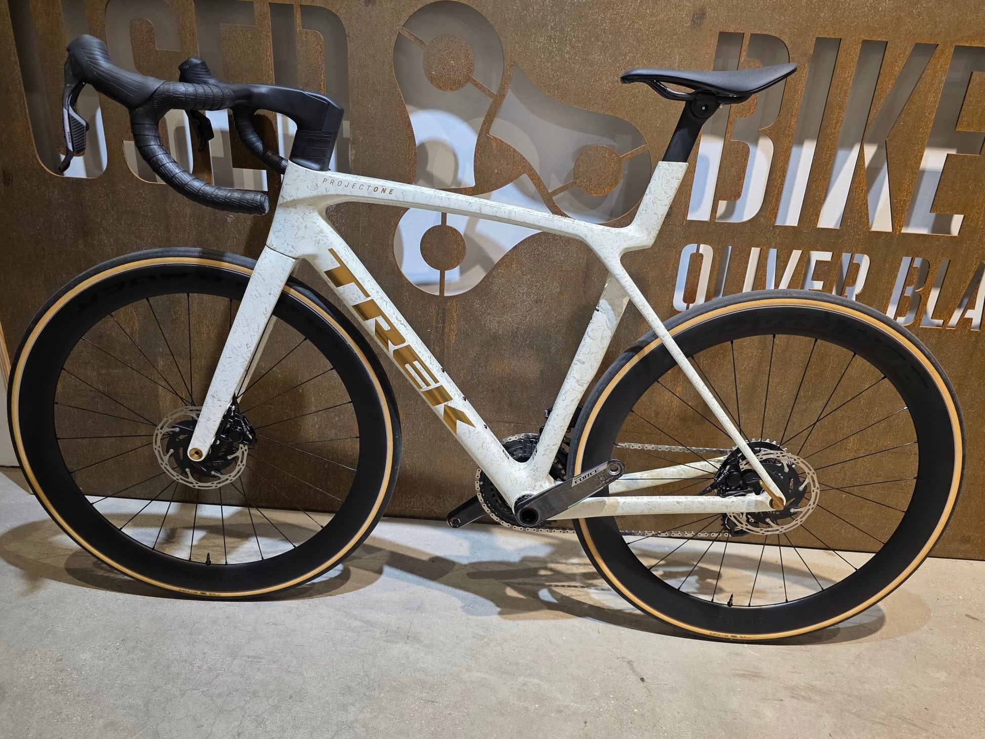 Rennrad von Trek, TREK MADONE SLR 7 AXS MY 2026 / ERA WHITE / SUPERNOVA MARBLE / M/L vor USEDBIKES - OB.DE Hintergrund