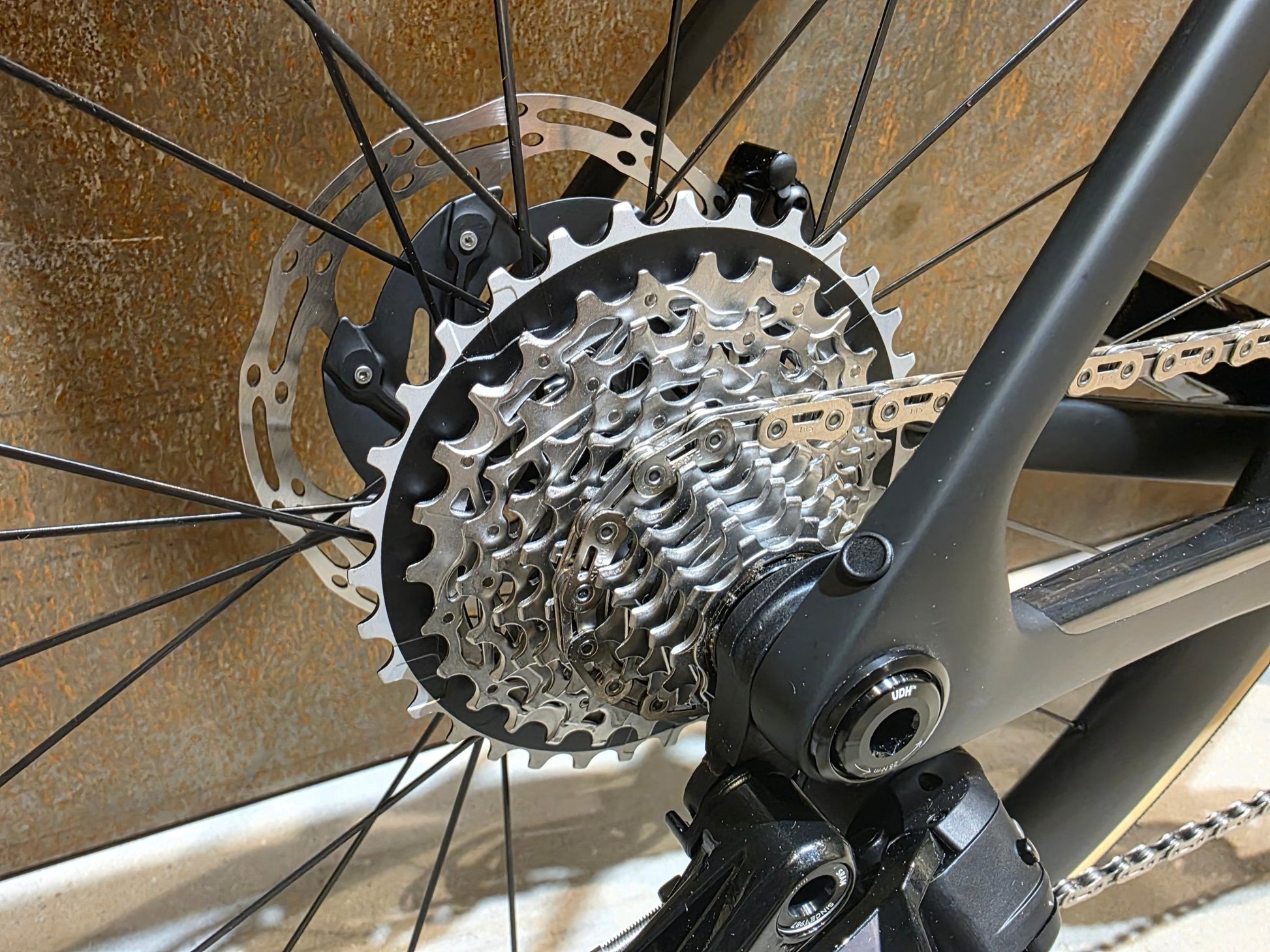 Rennrad von Trek, TREK MADONE SLR 7 AXS MY 2026 / MATTE CARBON SMOKE / L vor USEDBIKES - OB.DE Hintergrund