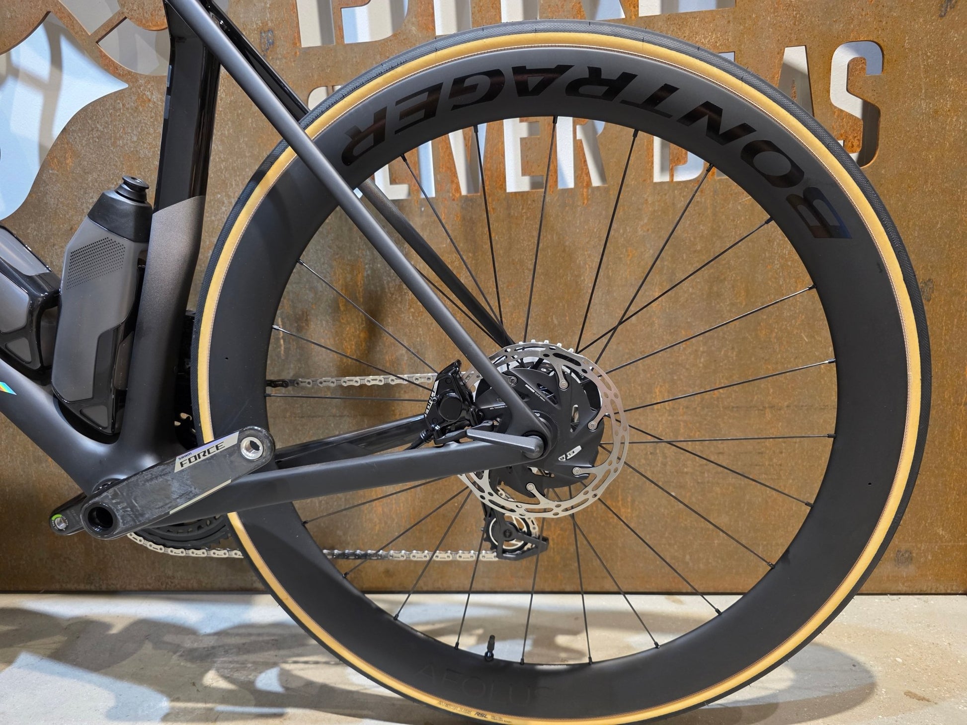 Rennrad von Trek, TREK MADONE SLR 7 AXS MY 2026 / MATTE CARBON SMOKE / L vor USEDBIKES - OB.DE Hintergrund