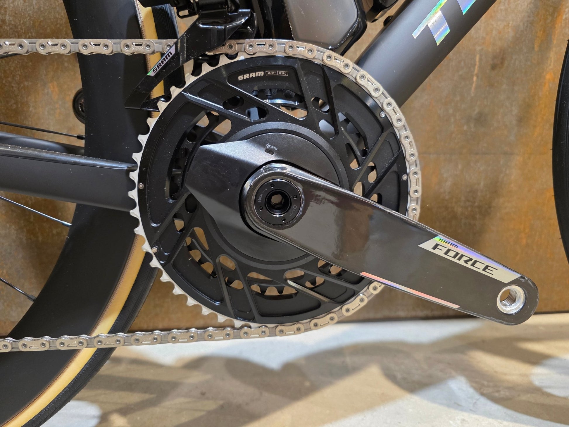 Rennrad von Trek, TREK MADONE SLR 7 AXS MY 2026 / MATTE CARBON SMOKE / L vor USEDBIKES - OB.DE Hintergrund