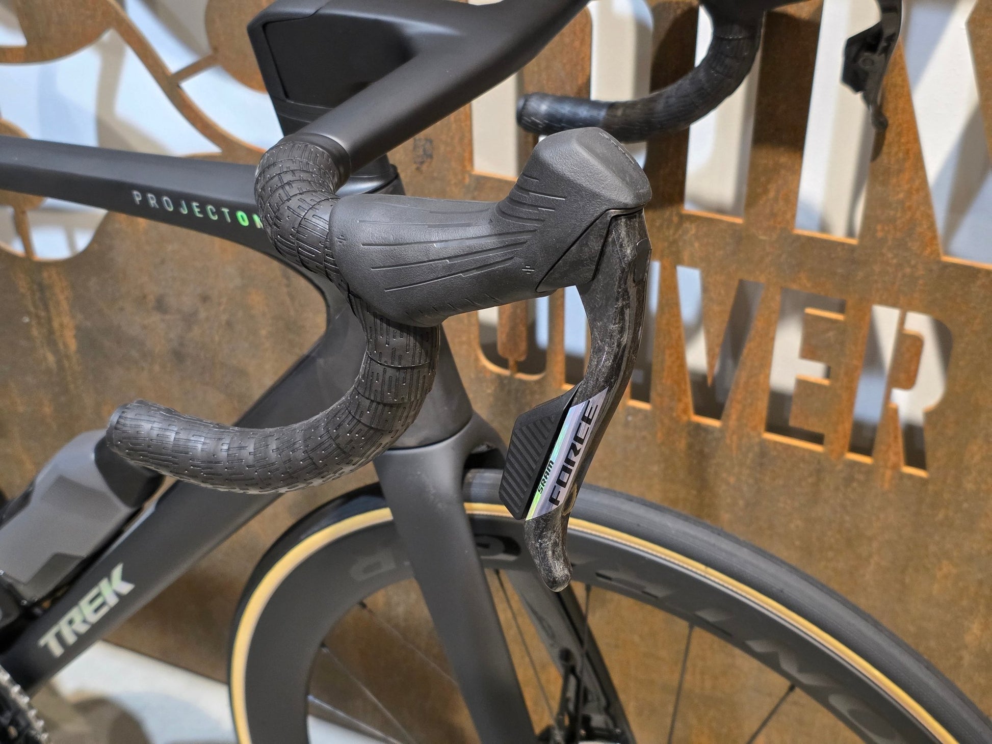 Rennrad von Trek, TREK MADONE SLR 7 AXS MY 2026 / MATTE CARBON SMOKE / L vor USEDBIKES - OB.DE Hintergrund