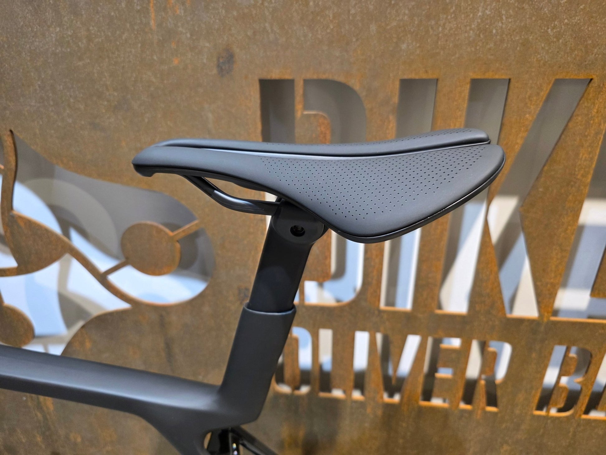 Rennrad von Trek, TREK MADONE SLR 7 AXS MY 2026 / MATTE CARBON SMOKE / L vor USEDBIKES - OB.DE Hintergrund