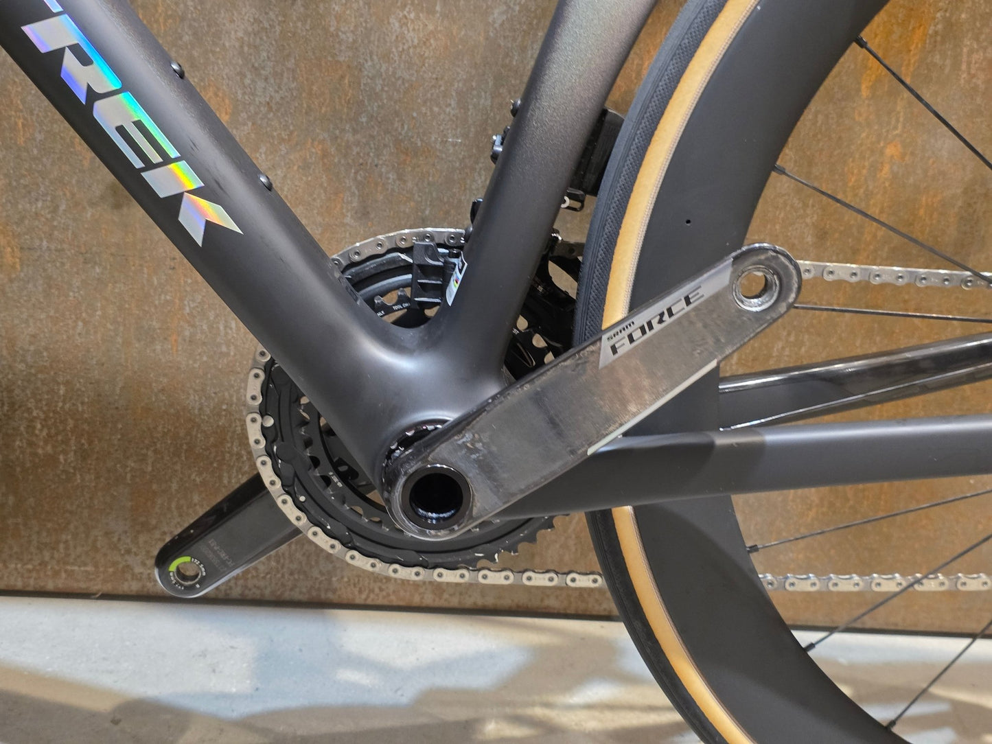 Rennrad von Trek, TREK MADONE SLR 7 AXS MY 2026 / MATTE CARBON SMOKE / L vor USEDBIKES - OB.DE Hintergrund