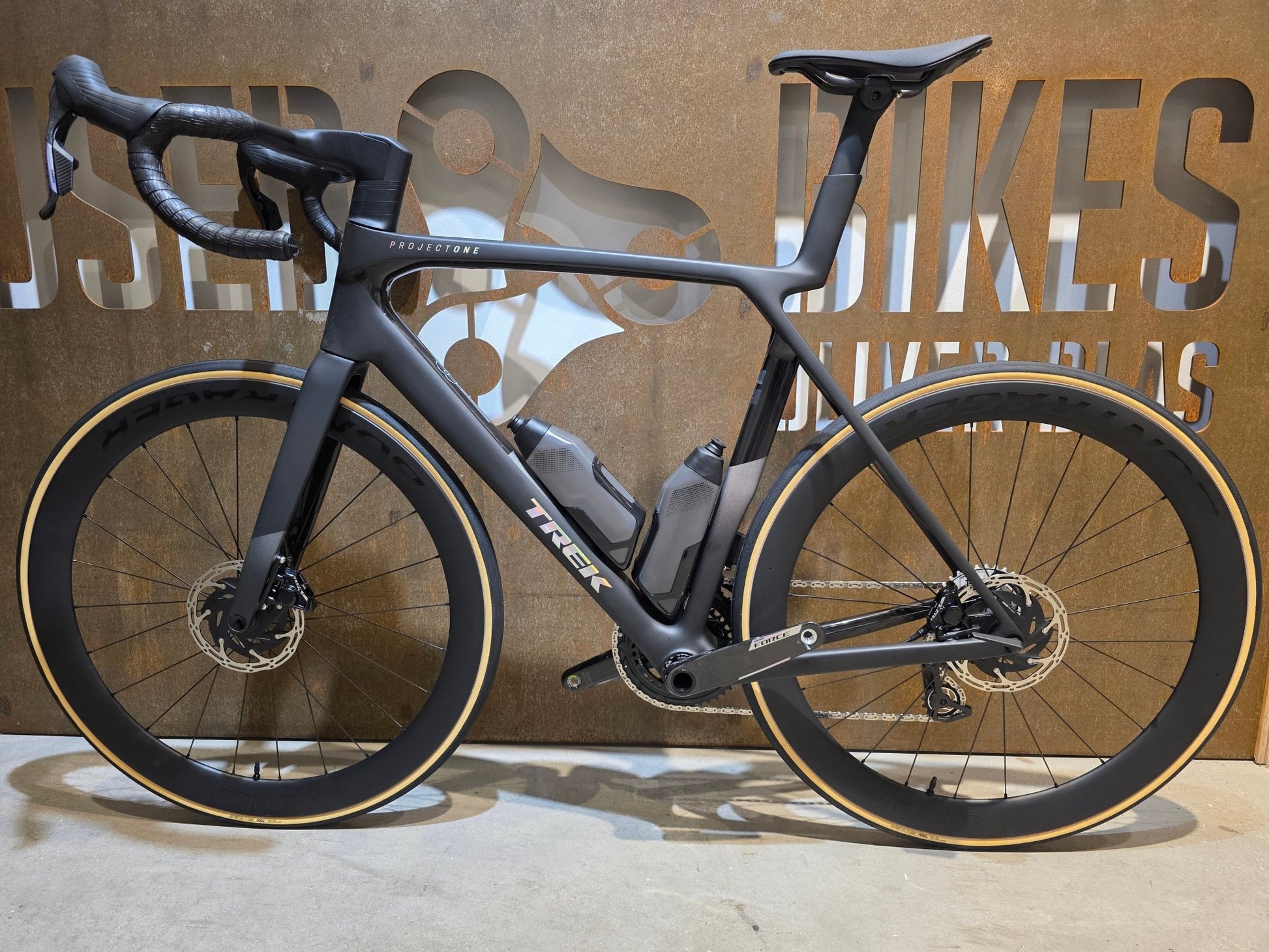 Rennrad von Trek, TREK MADONE SLR 7 AXS MY 2026 / MATTE CARBON SMOKE / L vor USEDBIKES - OB.DE Hintergrund