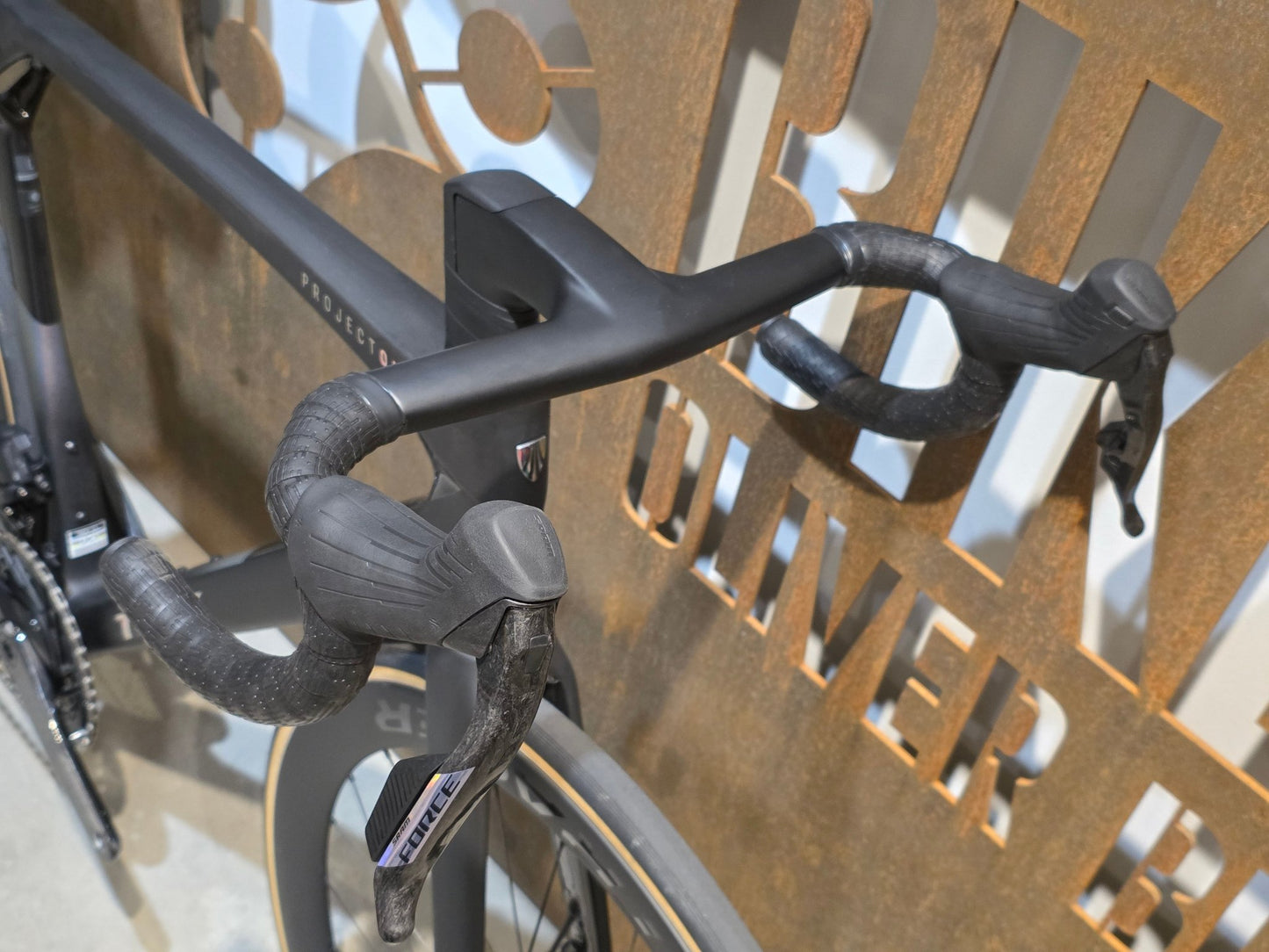 Rennrad von Trek, TREK MADONE SLR 7 AXS MY 2026 / MATTE CARBON SMOKE / L vor USEDBIKES - OB.DE Hintergrund