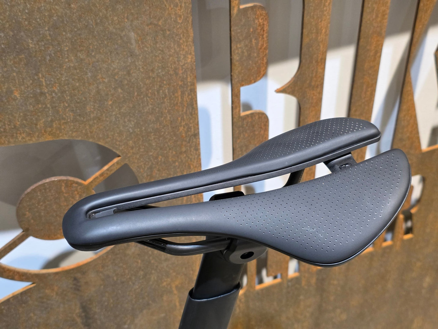 Rennrad von Trek, TREK MADONE SLR 7 AXS MY 2026 / MATTE CARBON SMOKE / L vor USEDBIKES - OB.DE Hintergrund
