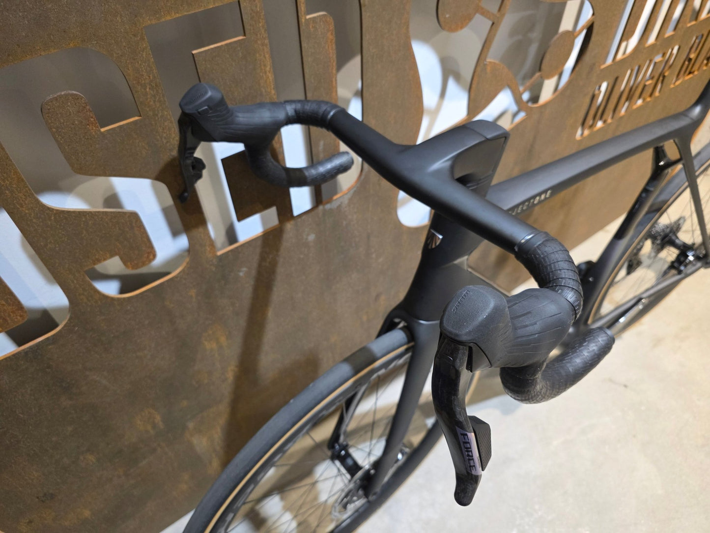 Rennrad von Trek, TREK MADONE SLR 7 AXS MY 2026 / MATTE CARBON SMOKE / L vor USEDBIKES - OB.DE Hintergrund