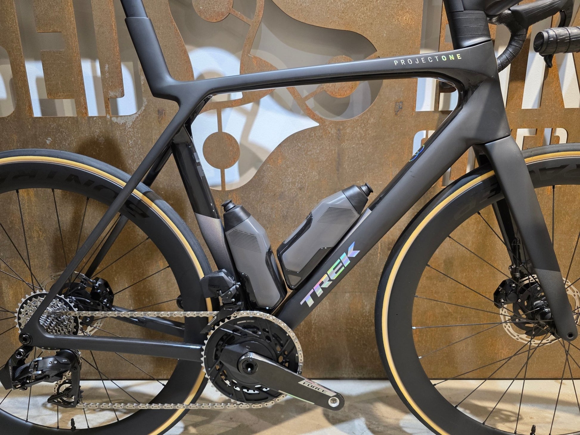 Rennrad von Trek, TREK MADONE SLR 7 AXS MY 2026 / MATTE CARBON SMOKE / L vor USEDBIKES - OB.DE Hintergrund