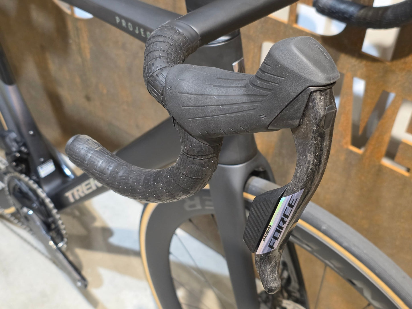 Rennrad von Trek, TREK MADONE SLR 7 AXS MY 2026 / MATTE CARBON SMOKE / L vor USEDBIKES - OB.DE Hintergrund