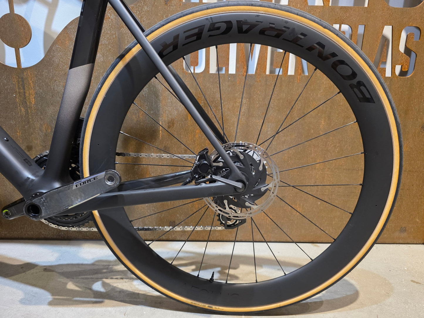 Rennrad von Trek, TREK MADONE SLR 7 AXS MY 2026 / MATTE CARBON SMOKE / L vor USEDBIKES - OB.DE Hintergrund