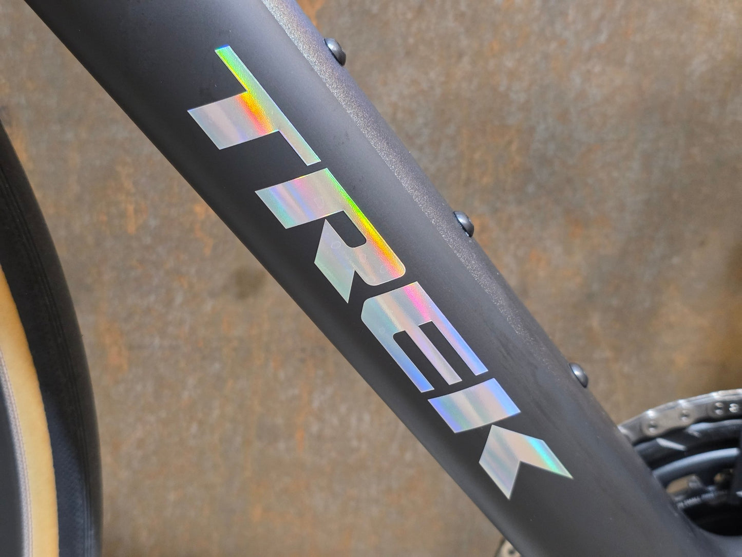 Rennrad von Trek, TREK MADONE SLR 7 AXS MY 2026 / MATTE CARBON SMOKE / L vor USEDBIKES - OB.DE Hintergrund