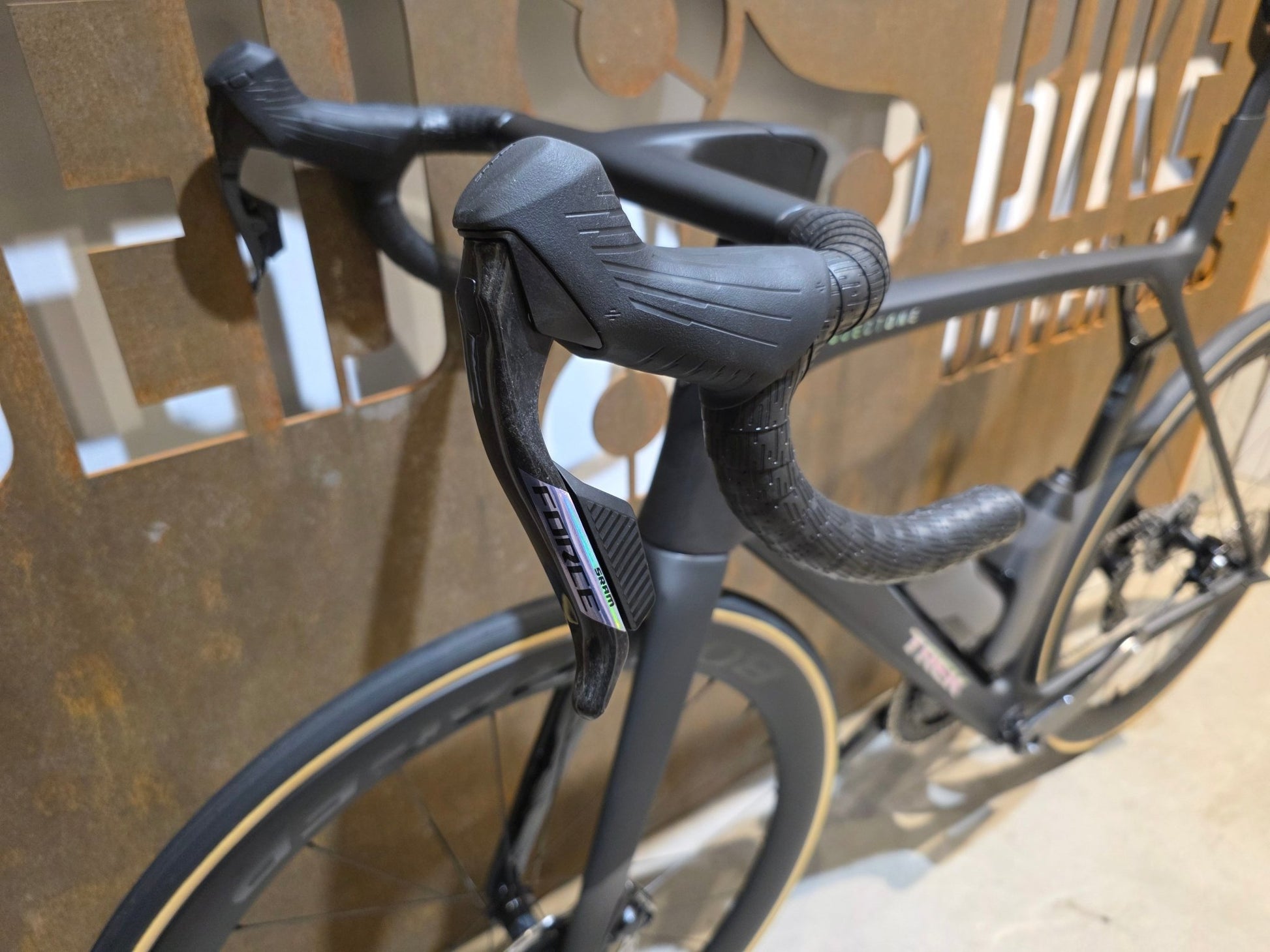 Rennrad von Trek, TREK MADONE SLR 7 AXS MY 2026 / MATTE CARBON SMOKE / L vor USEDBIKES - OB.DE Hintergrund