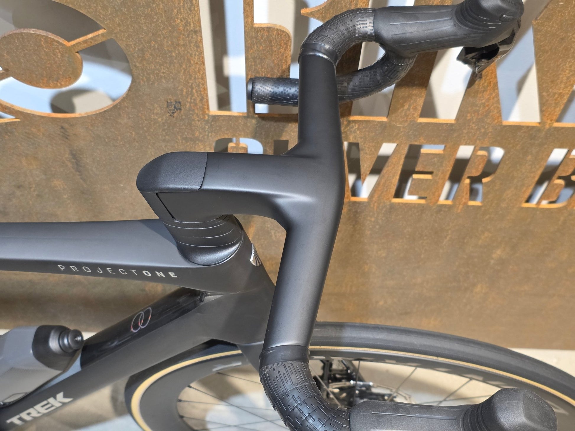 Rennrad von Trek, TREK MADONE SLR 7 AXS MY 2026 / MATTE CARBON SMOKE / L vor USEDBIKES - OB.DE Hintergrund