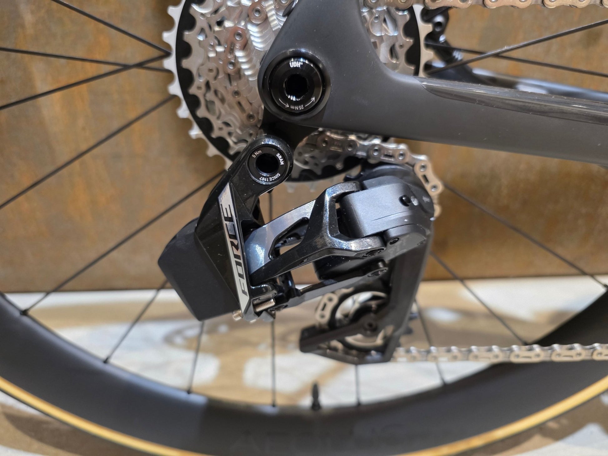 Rennrad von Trek, TREK MADONE SLR 7 AXS MY 2026 / MATTE CARBON SMOKE / L vor USEDBIKES - OB.DE Hintergrund