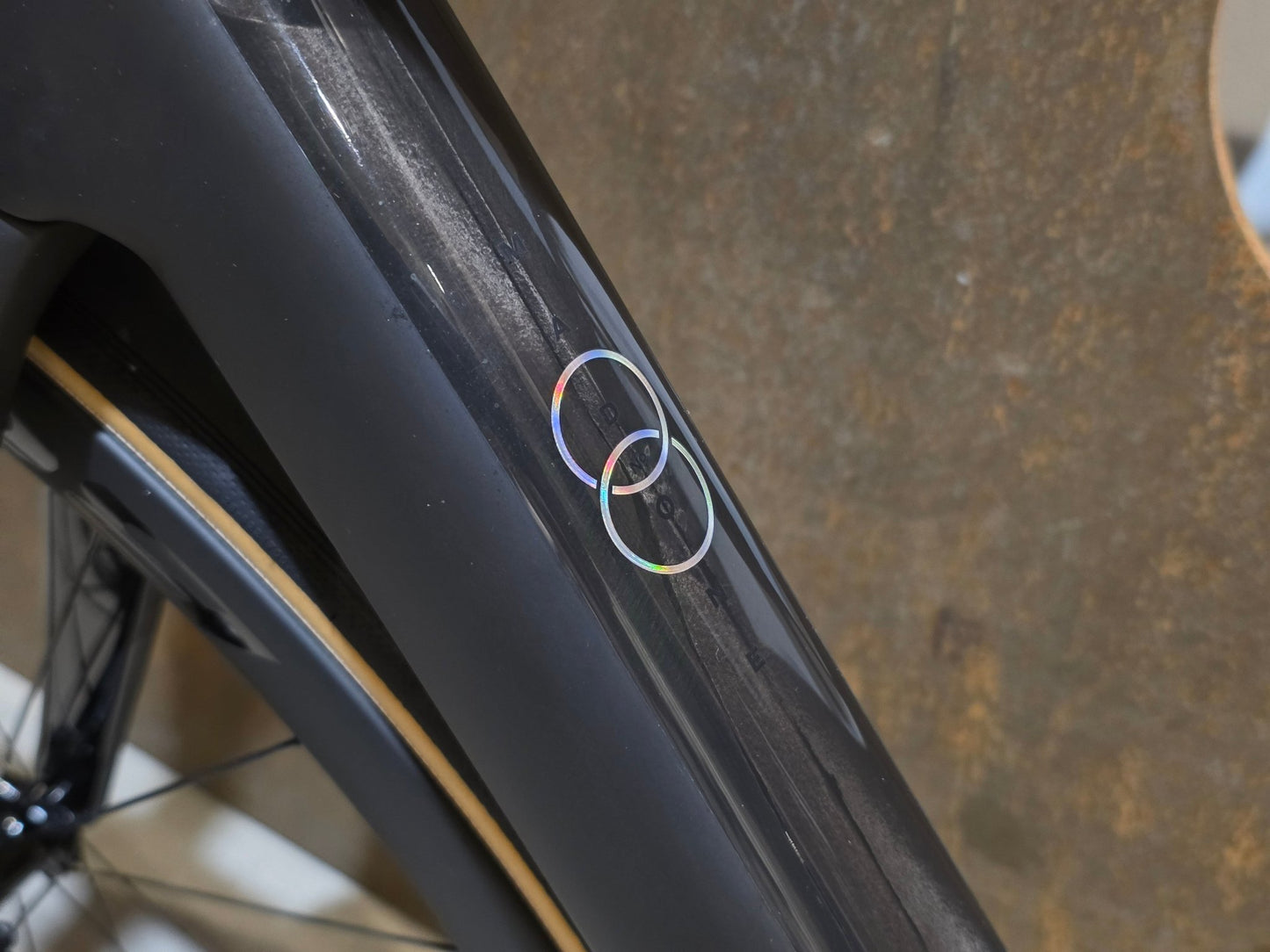 Rennrad von Trek, TREK MADONE SLR 7 AXS MY 2026 / MATTE CARBON SMOKE / L vor USEDBIKES - OB.DE Hintergrund