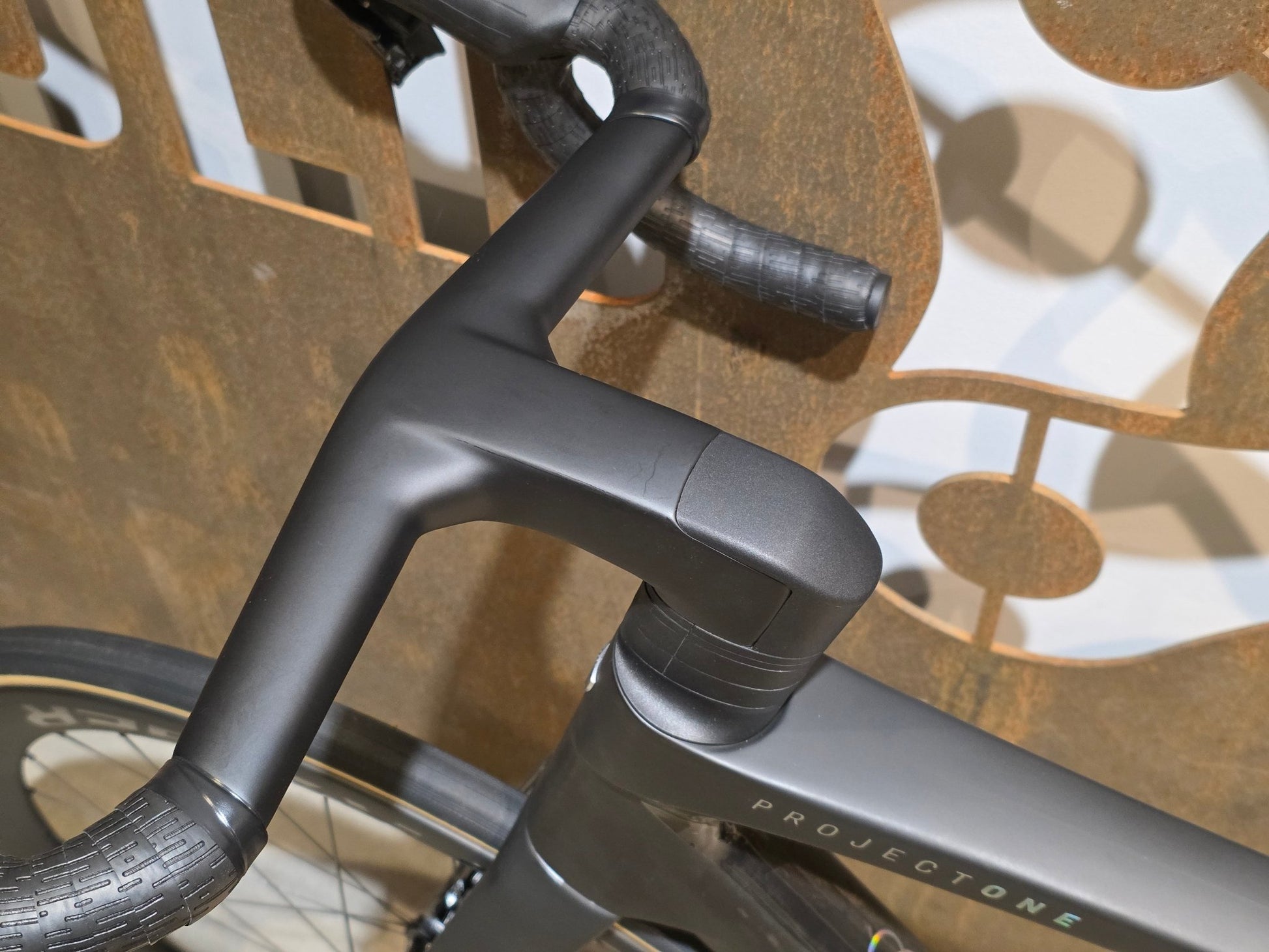 Rennrad von Trek, TREK MADONE SLR 7 AXS MY 2026 / MATTE CARBON SMOKE / L vor USEDBIKES - OB.DE Hintergrund