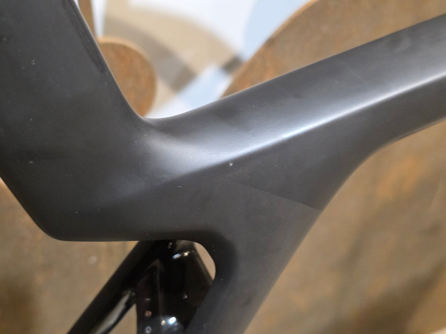 Rennrad von Trek, TREK MADONE SLR 7 AXS MY 2026 / MATTE CARBON SMOKE / L vor USEDBIKES - OB.DE Hintergrund