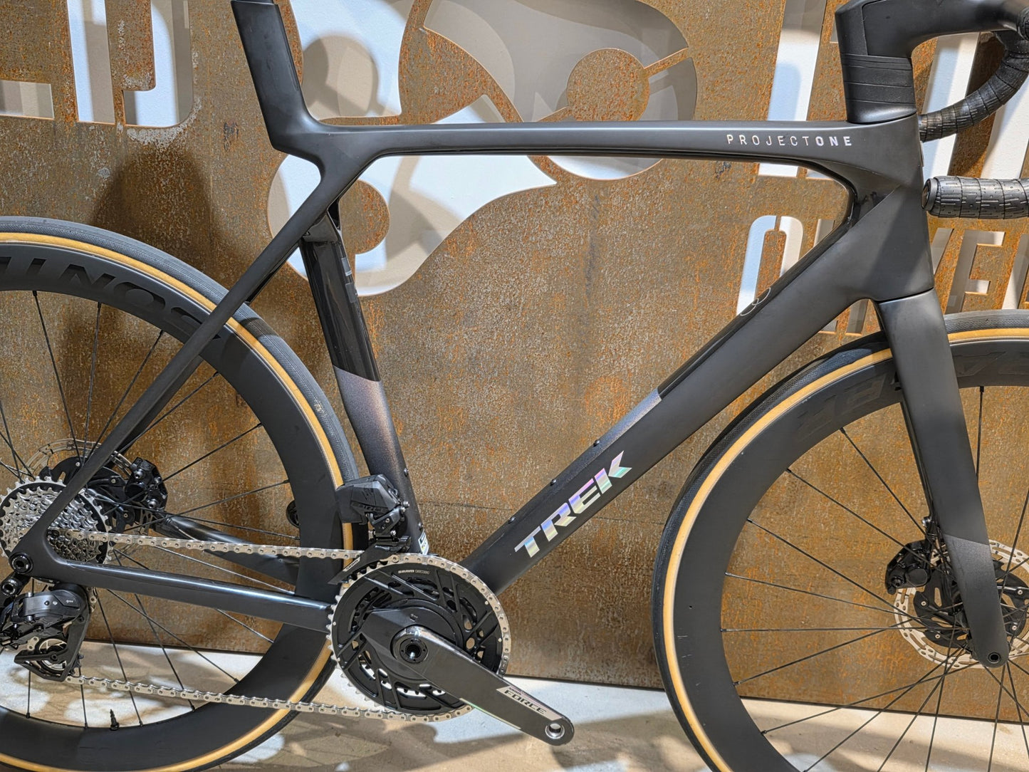 Rennrad von Trek, TREK MADONE SLR 7 AXS MY 2026 / MATTE CARBON SMOKE / L vor USEDBIKES - OB.DE Hintergrund