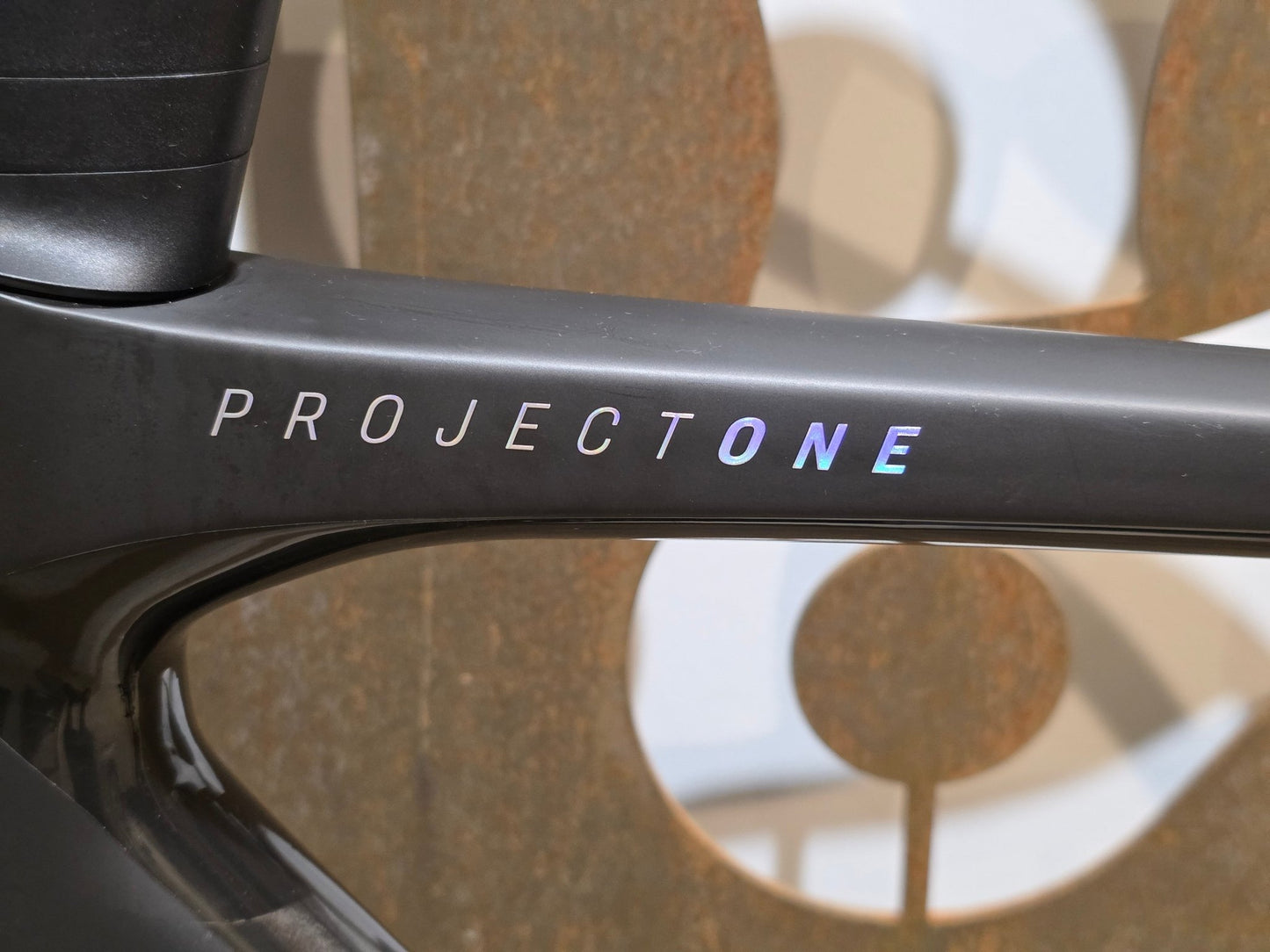 Rennrad von Trek, TREK MADONE SLR 7 AXS MY 2026 / MATTE CARBON SMOKE / L vor USEDBIKES - OB.DE Hintergrund