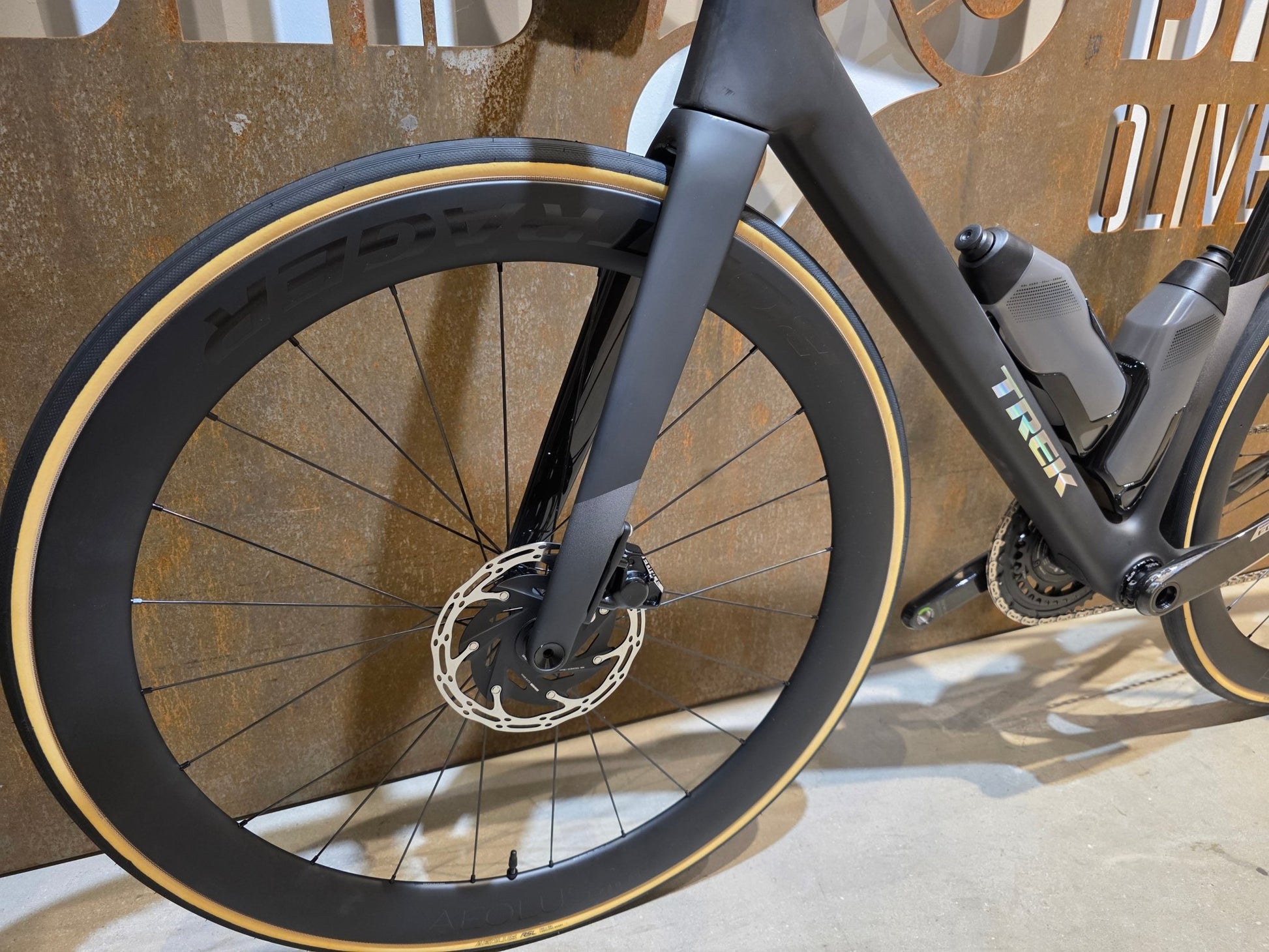 Rennrad von Trek, TREK MADONE SLR 7 AXS MY 2026 / MATTE CARBON SMOKE / L vor USEDBIKES - OB.DE Hintergrund