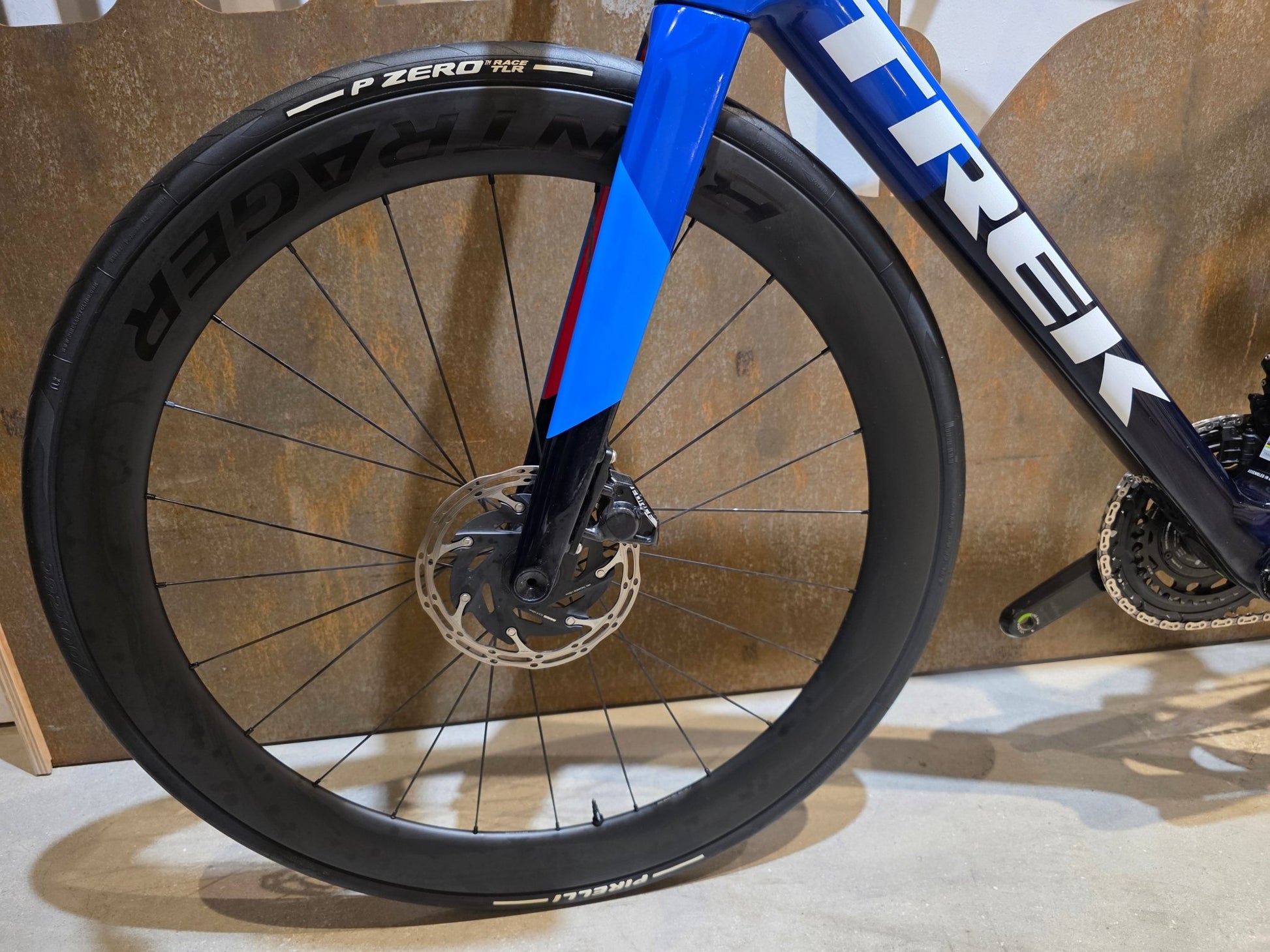 Rennrad von Trek, TREK MADONE SLR 7 AXS MY 2026 / TEAM REPLICA / L vor USEDBIKES - OB.DE Hintergrund