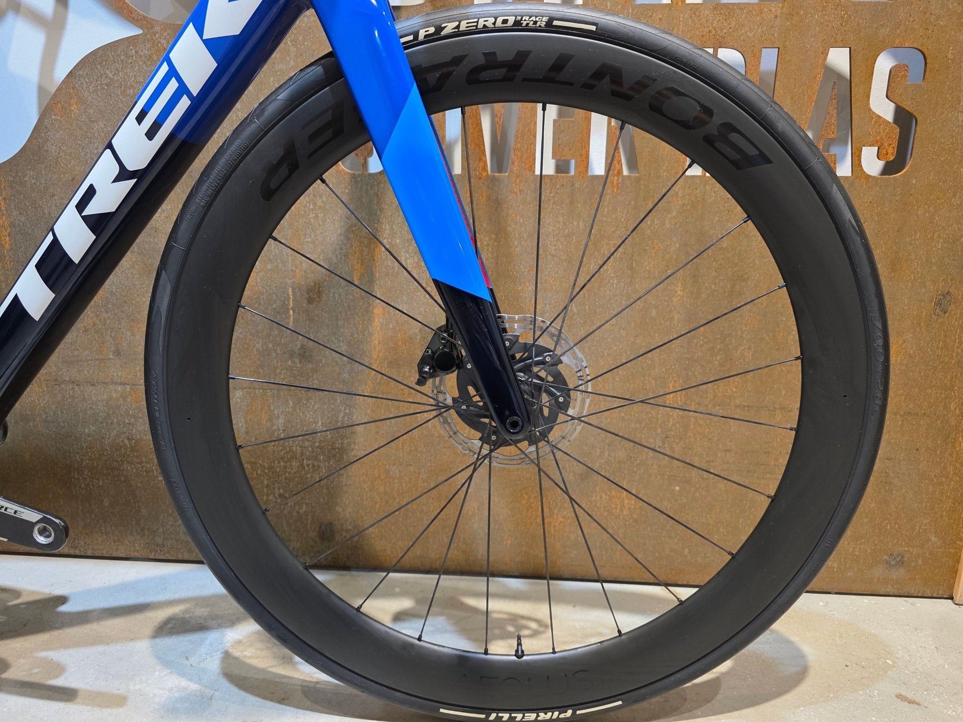 Rennrad von Trek, TREK MADONE SLR 7 AXS MY 2026 / TEAM REPLICA / L vor USEDBIKES - OB.DE Hintergrund