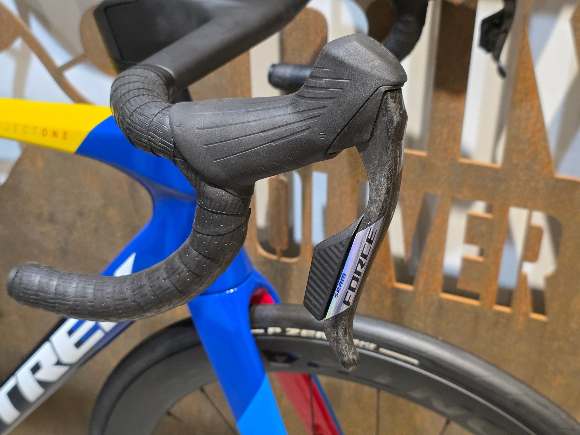 Rennrad von Trek, TREK MADONE SLR 7 AXS MY 2026 / TEAM REPLICA / L vor USEDBIKES - OB.DE Hintergrund