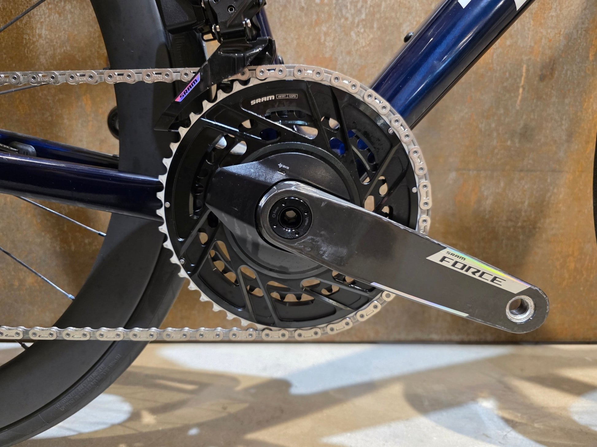 Rennrad von Trek, TREK MADONE SLR 7 AXS MY 2026 / TEAM REPLICA / L vor USEDBIKES - OB.DE Hintergrund