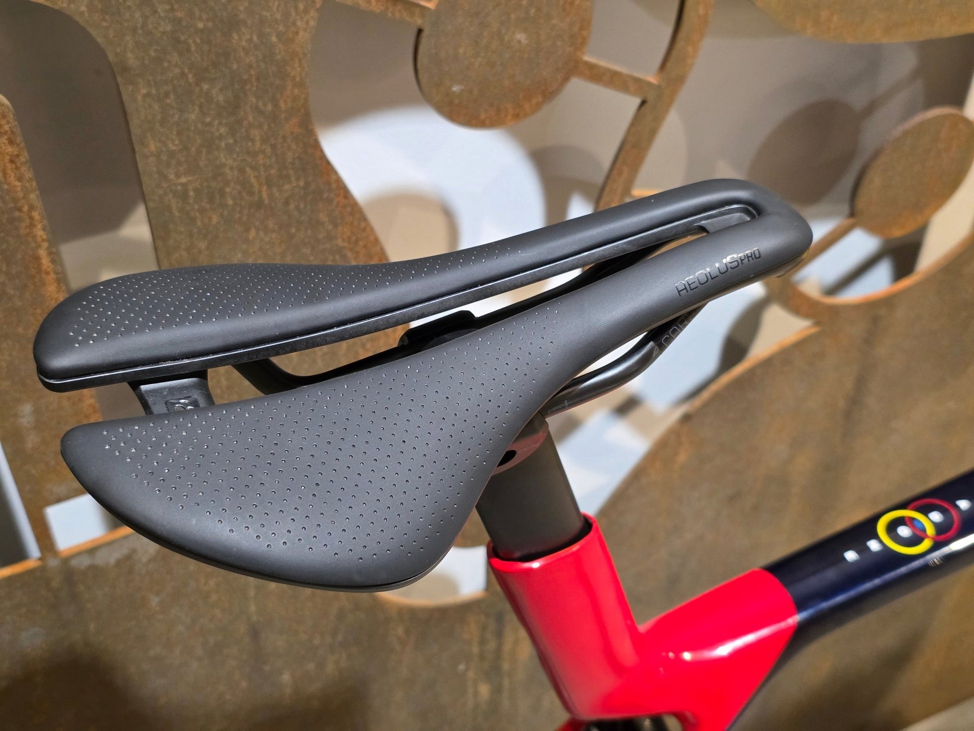 Rennrad von Trek, TREK MADONE SLR 7 AXS MY 2026 / TEAM REPLICA / L vor USEDBIKES - OB.DE Hintergrund