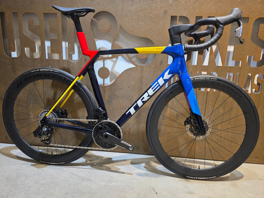 Rennrad von Trek, TREK MADONE SLR 7 AXS MY 2026 / TEAM REPLICA / L vor USEDBIKES - OB.DE Hintergrund