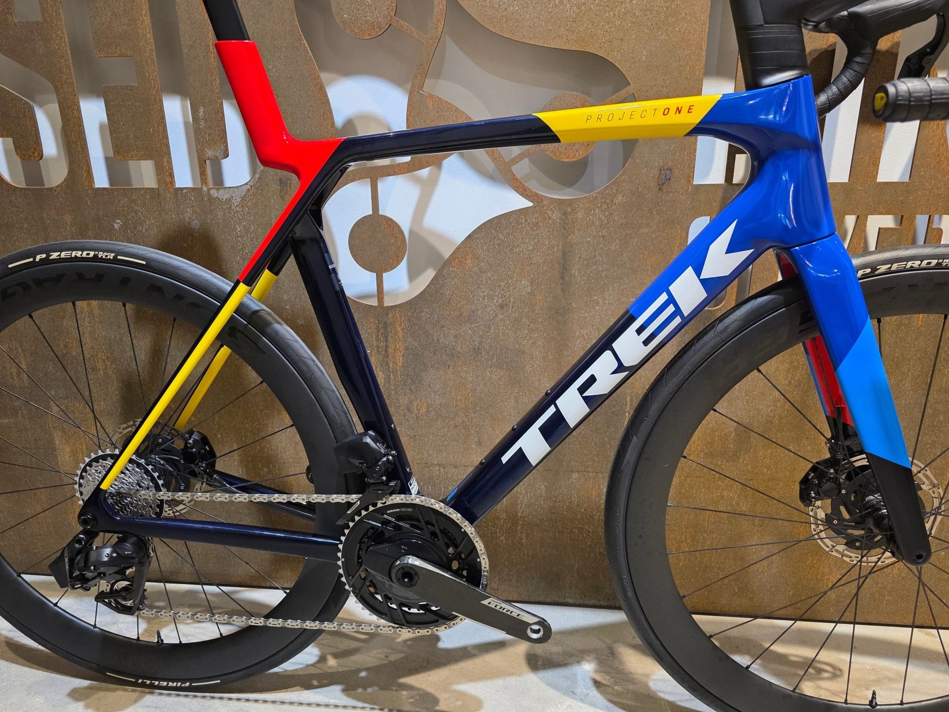 Rennrad von Trek, TREK MADONE SLR 7 AXS MY 2026 / TEAM REPLICA / L vor USEDBIKES - OB.DE Hintergrund