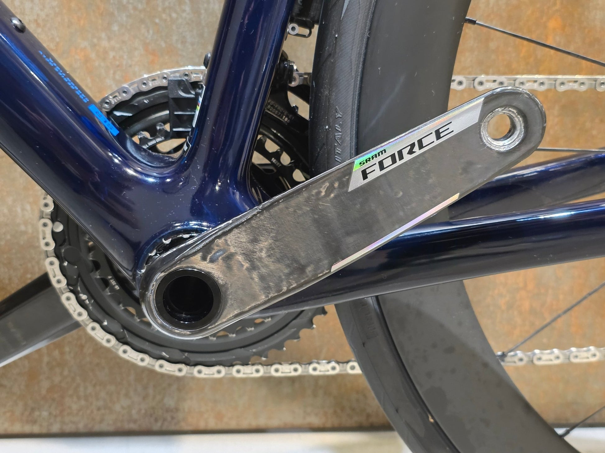 Rennrad von Trek, TREK MADONE SLR 7 AXS MY 2026 / TEAM REPLICA / L vor USEDBIKES - OB.DE Hintergrund