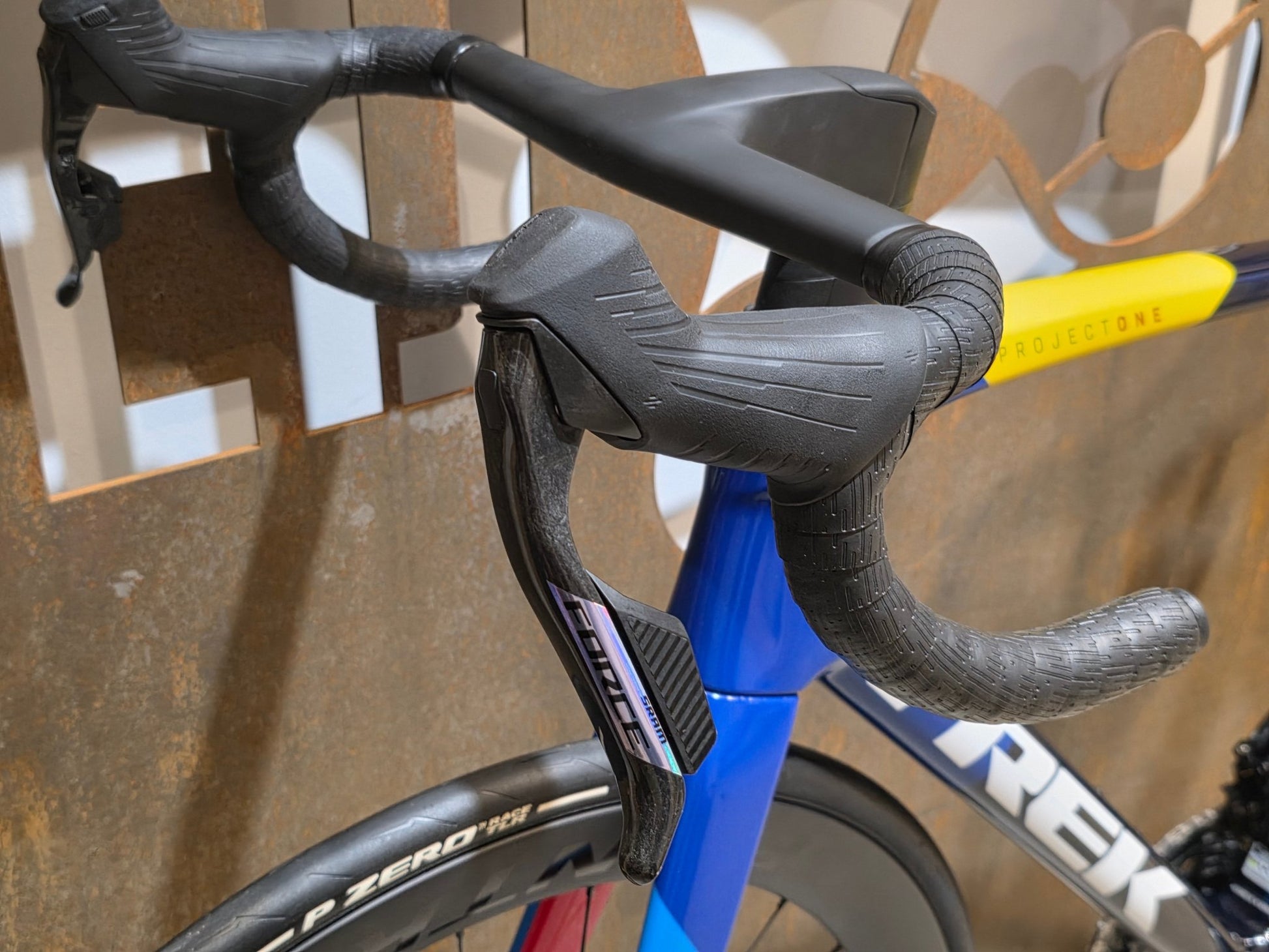 Rennrad von Trek, TREK MADONE SLR 7 AXS MY 2026 / TEAM REPLICA / L vor USEDBIKES - OB.DE Hintergrund