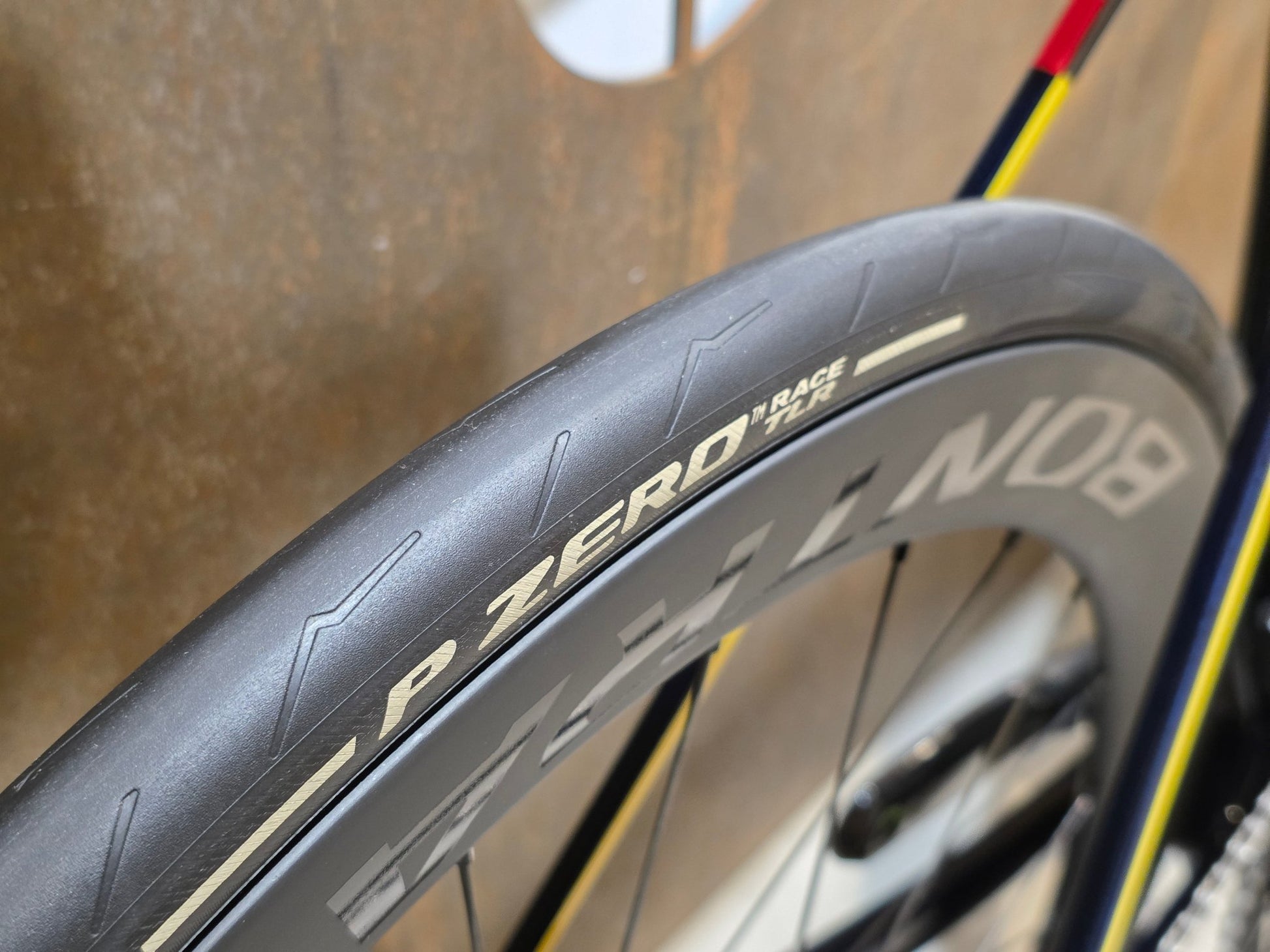 Rennrad von Trek, TREK MADONE SLR 7 AXS MY 2026 / TEAM REPLICA / L vor USEDBIKES - OB.DE Hintergrund