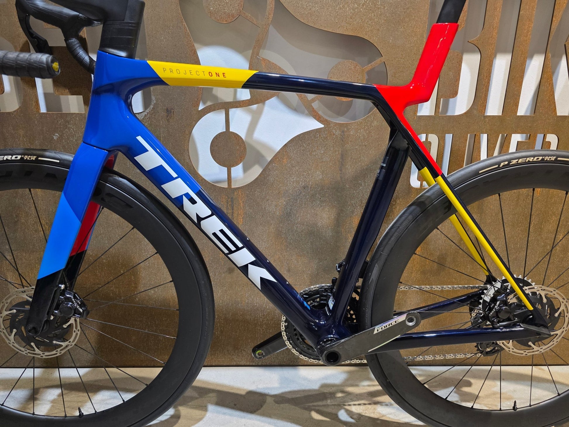 Rennrad von Trek, TREK MADONE SLR 7 AXS MY 2026 / TEAM REPLICA / L vor USEDBIKES - OB.DE Hintergrund